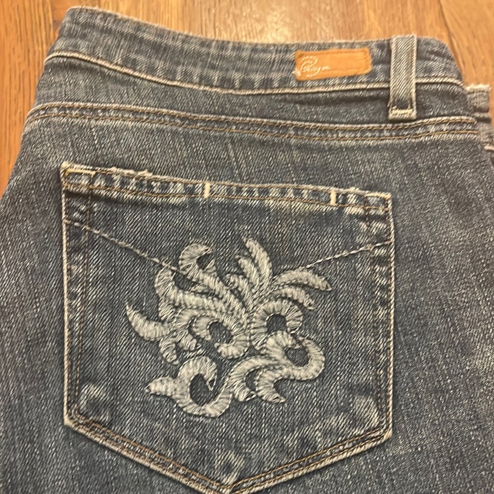Vintage low rise Paige bootcut denim with embroidered pocket detail. Size 31.